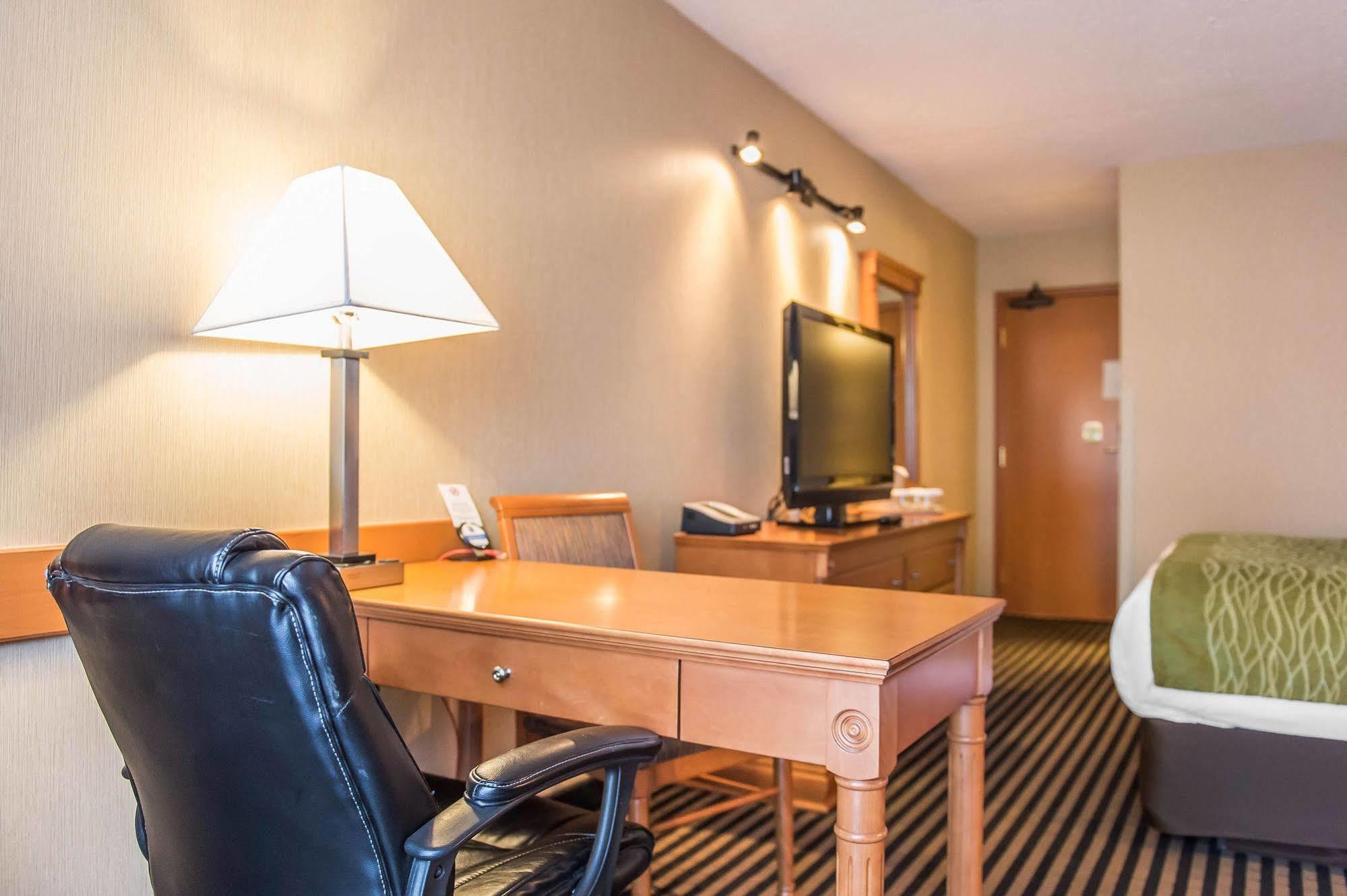 Comfort Inn Броквіль Екстер'єр фото